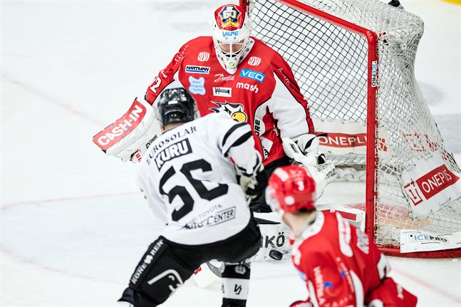 Niko Hovinen vaktar kassen mot yttern Hannu Kurus TPS. Sport har mött Åbolaget två gånger den här säsongen och det står 1–1 i segrar.
