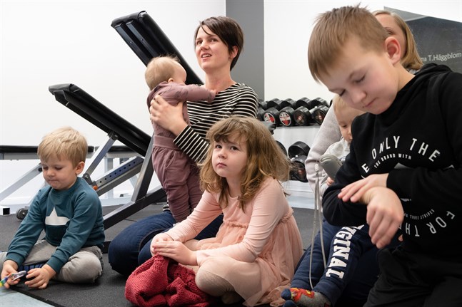Josefin Nyman och hennes tre barn bor i Rausk på Vöråsidan. Hon ser inga problem med att hennes barn börjar skolan i Vörå och grannens barn i Jeppo - alla är lika mycket Pensalabor. Det är också Noel Lind, som skymmer sin lillasyster Alva och mamma Helena, som bor i Aspnäs som hör till Nykarleby.