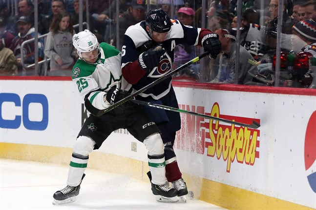 Joel Kiviranta i kamp om pucken mot Erik Johnson.
