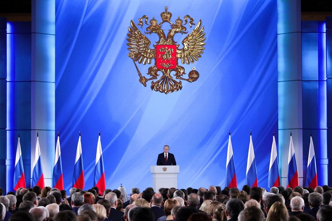 Vladimir Putin stärker sin position för framtiden med lagändringarna.