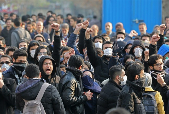 Studenter vid universitet i Teheran samlades till demonstration i går.