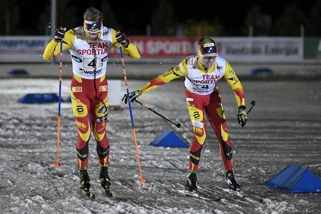 Pohti Ski Teams Juuso Mäkelä växlar över till Joni Mäki på sista sträckan.