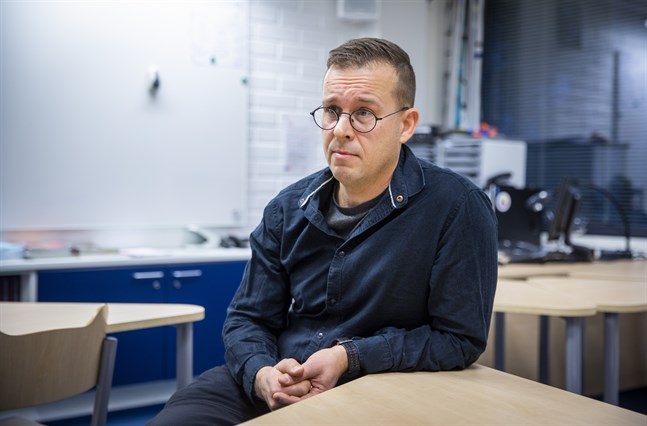 Marcus Sandås har jobbat femton år som lärare i religion i årskurs 7 - 9. Han tycker att den nuvarande läroplanen för religionsundervisningen, med en del korrigeringar, kunde fungera bra som gemensam grund.