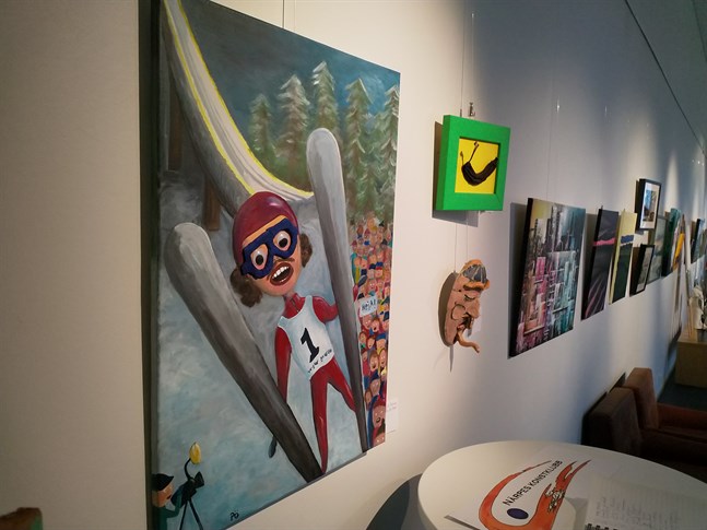 Titta, jag flyger heter den här tavlan i akryl av Patrick "Pö" Östman, ett av omkring 70 konstverk som Närpes konstklubbs medlemmar ställer ut i konsthallen. Bredvid tavlan Överlevaren i akryl av Östman, under Glad viking av Jonna Nykänen.