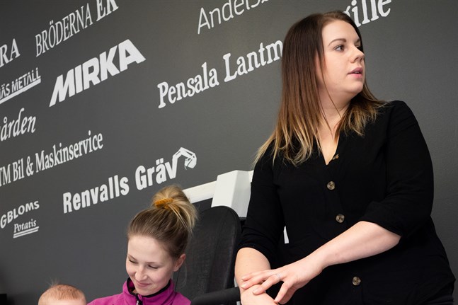 Alexandra Grahn är inflyttad sjukskötare och Pernilla Heselius inflyttad kock som hittat varsin företagare i byn. Företagen som sponsrat byagymmet fyller en hel vägg.