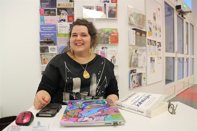 Marika Tyynismaa-Joukosalmi har gjort en målning direkt på locket till sin bärbara dator och täckt den med kontaktplast för att skydda den från repor.