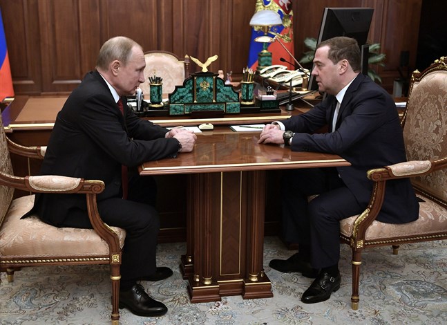 Rysslands president Vladimir Putin, till vänster, och premiärminister Dmitrij Medvedev...