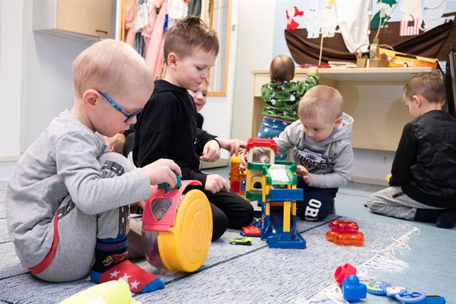 Det finns på nytt barn så det räcker till ett eget dagis och en fastighet färdig att flytta in i. Så vad är problemet undrar Madeleine Karf-Redlig.
