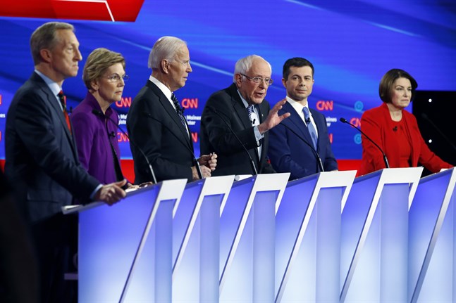 De sex demokratiska presidentvalsaspiranterna i Des Moines: affärsmannen Tom Steyer, senatorn Elizabeth Warren, förre vicepresidenten Joe Biden, senatorn Bernie Sanders, förre borgmästaren Pete Buttigieg och senatorn Amy Klobuchar.