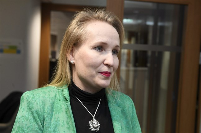 Ordkriget är i gång. Teknologiindustrins arbetsmarknadsdirektör Minna Helle anser att Elektrikerförbundets verksamhet är ansvarslös.