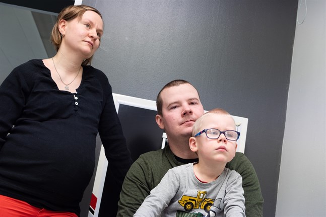 Hälsovårdaren Sara och maskinentreprenören Isak Ek med sonen Sylvester är nyinflyttade i nybyggt hus. Paret väntar sitt andra barn.