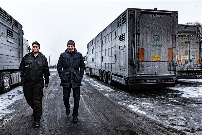 Arto Isopahkala och Kennet Myllykoski var med då pälsfarmare demonstrerade mot pälsdjurstransporter i Karleby. Myllykoski var också på plats när polisen stoppade tre bilar i Jalasjärvi.