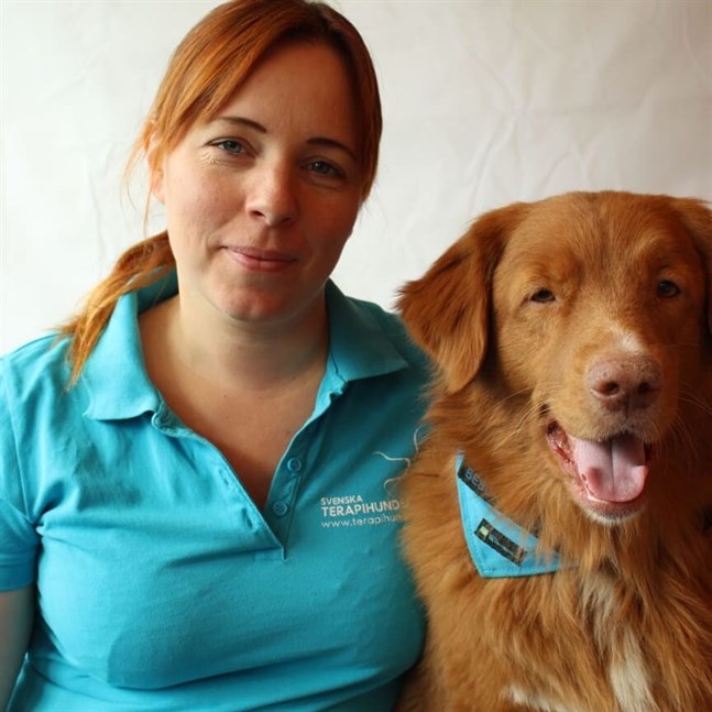 Johanna Rosendahl tillsammans med sin tjänstehund Tellus.