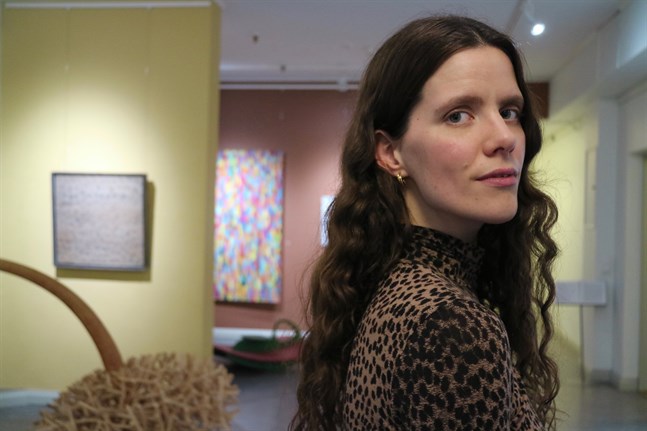 Danska Camilla Brogaard är gästkonstnär vid Rooska gården i Karleby.