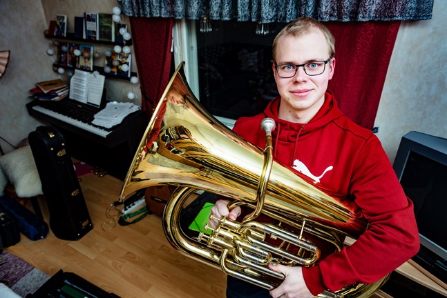 Anton Broända började spela barytonhorn för 8-9 år sedan och trombon och tuba lite senare. Tuban blev hans instrument i beväringsmusikkåren.