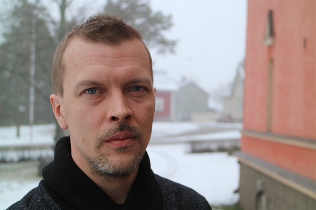Juha Luukkonen, född 1976, tar över som teaterchef vid Karleby stadsteater hösten 2020.