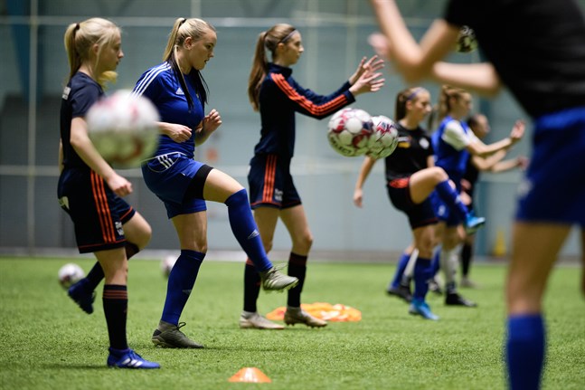Nellie Peltonen en av sex spelare i årets trupp som var med förra säsongen då Vasa IFK:s B-flickor blev fjärde i FM-serien.