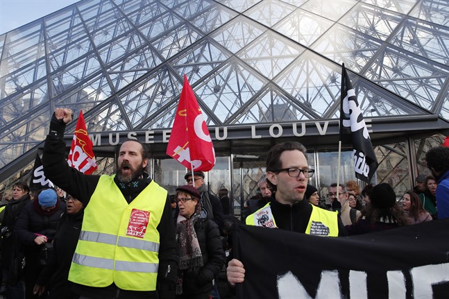 Strejkande aktivister blockerar ingångarna till Louvren i Paris.