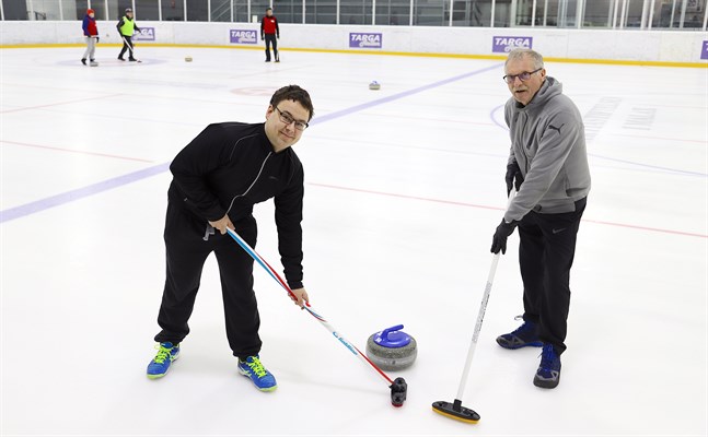 Christian Granlund, till vänster, tog i årsskiftet över ordförandeskapet i Malax Curling Club av Mikael Ljungqvist.