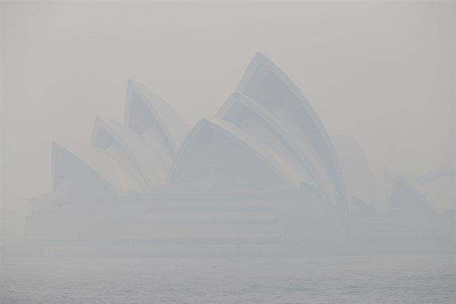 En vanligtvis eftertraktad vy höljd i brandrök – Operahuset i Sydney, fotograferat den 10 december i fjol.