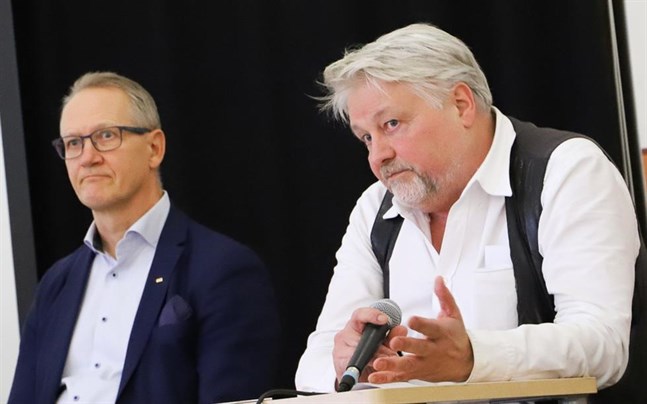 Sture Udd betonade att ungdomarna i publiken är Vasas framtid. – Lösningen finns här idag.
