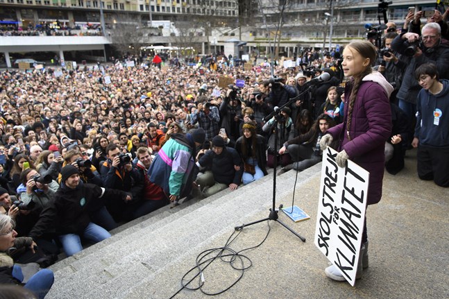 "Det här är bara början, det kan jag garantera", sade Greta Thunberg när hon talade till demonstranterna i Lausanne.