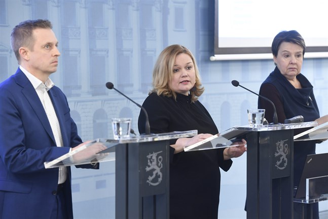 Avdelningschef Pasi Pohjola, familje- och omsorgsminister Krista Kiuru (SDP) och kanslichef Kirsi Varhila presenterade läget med vårdreformen på en presskonferens på fredagen.