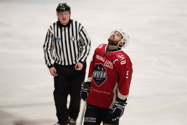 Kapten Erik Backlund och Muik Hockey hade en jobbig eftermiddag mot topplaget D-Kiekko som enkelt kunde skrinna hem tre poäng.