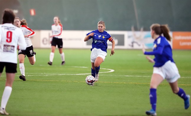 Vasa IFK:s lagkapten Ida Antus jobbade hårt på mittfältet och fick till ett tröstmål i slutminuterna.