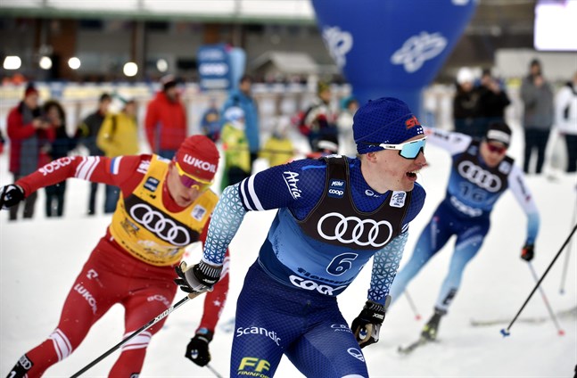 Iivo Niskanen var tvåa i Nove Mesto. Bakom honom vinnaren Alexander Bolsjunov.
