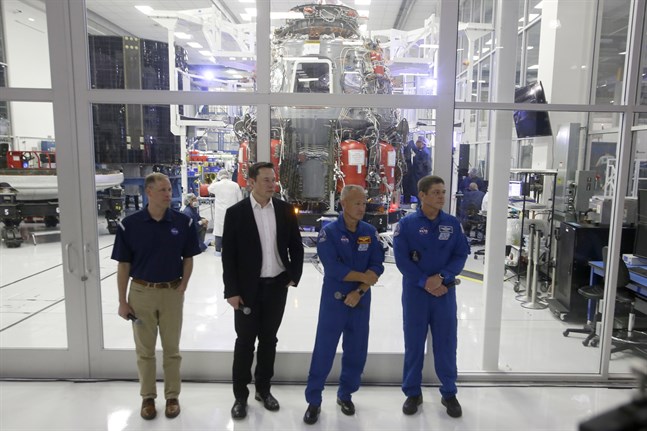 Nasa-chefen Jim Bridenstine, Space X-chefen Elon Musk och astronauterna Doug Hurley och Bob Behnken vid en pressvisning av Crew Dragon-kapseln (i bakgrunden) i Kalifornien förra året.