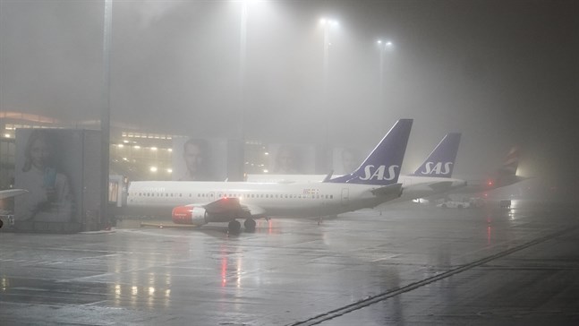Den terrormisstänkta norska kvinnan och hennes två barn landade på Gardemoen i Oslo vid midnatt.
