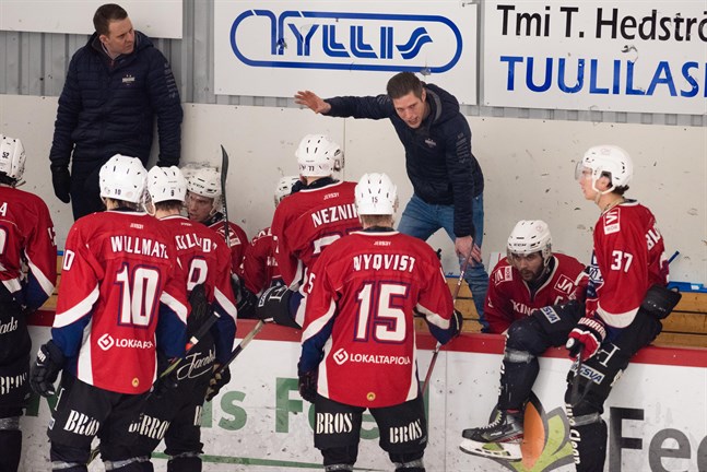Muik Hockey har gjort klart med ny tränare efter Michael Ringberg (till höger).