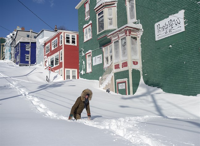 En invånare pulsar fram i snömassorna som begravt staden S:t John's i Newfoundland.