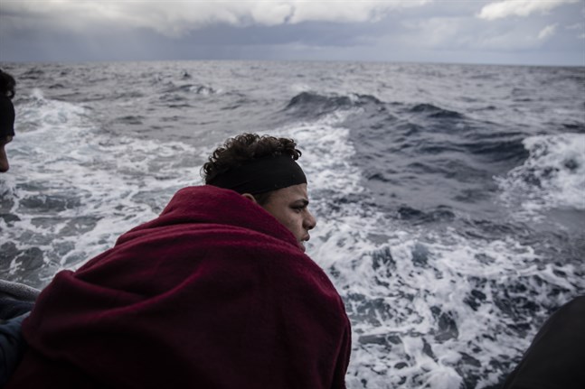 Människosmugglingen över Medelhavet är en av huvudaspekterna i kriget i Libyen. Bild från ett räddningsfartyg som plockat upp migranter nära Libyens kust tidigare i januari.