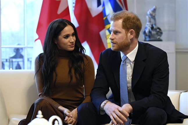 "Prinsparet sökte ett avtal som innebar 'hälften inne, hälften ute', men nu är de definitivt ute" skriver tidningen The Guardian apropå att prins Harry och Meghan inte längre formellt får representera det brittiska kungahuset. Bild från tidigare i januari.