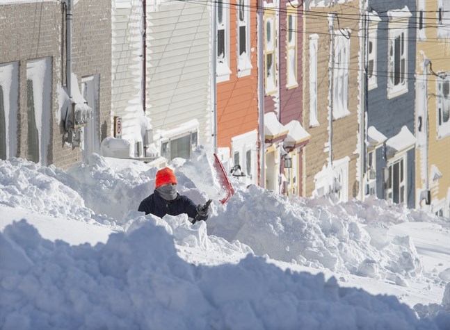 En invånare i S:t John's i den kanadensiska provinsen Newfoundland och Labrador skottar efter snöstormen.