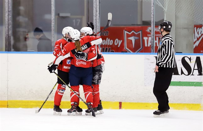 Susanna Viitala, Julia Hagnäs och Pauliina Suoniemi firar den sistnämndas segermål i förlängningen.