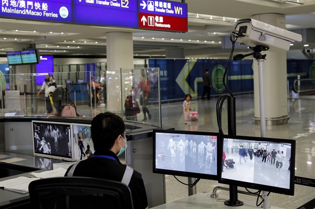 Passagerare kontrolleras på flygplatsen i Hongkong. Arkivbild.