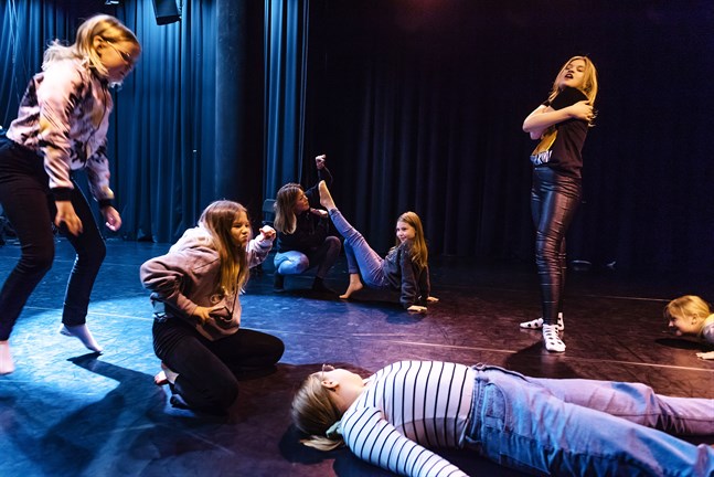 En del övningar sker till musik, bland annat till Billie Eilish låt "Bad guy". Stående från vänster i bild Selma Slotte och Elsa Häggblom. Längst fram i bild ligger Martina Swensson och bakom henne syns på golvet Mirjam Furu, Ida-Maria Rak, Nea Hudd och Sara Johansson.
