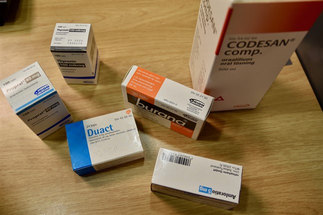 Apotekareförbundet meddelar att de receptbelagda medicinerna har blivit billigare samtidigt som de receptfria medicinerna har blivit något dyrare under de senaste tio åren.