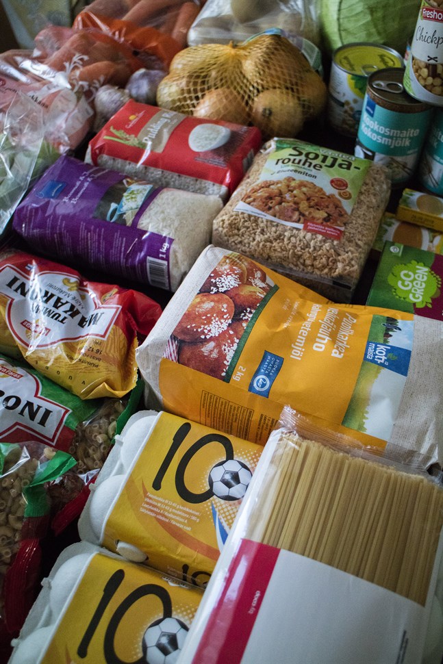 Köp ingredienser som är på erbjudande och satsa på storkok är två säkra sätt att spara pengar då du handlar mat.