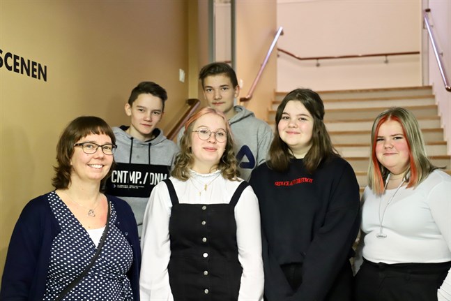 Längst bak: Elias Storsved och Sebastian West. Framme från vänster: Karolina Teirfolk, Elsa Björkholm, Matilda Nikko och Elin Vest.