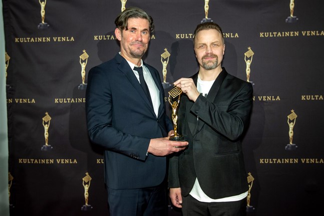 För manuset till serien "M/S Romantic" fick Tommi Korpela och Jani Volanen ta emot en Venlastatyett under fredagens gala.