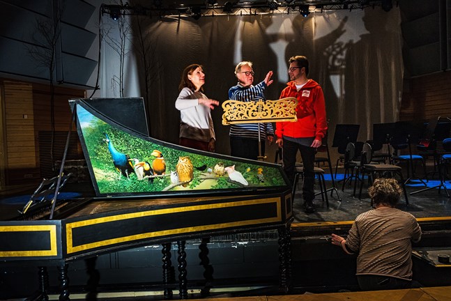 Elina Mustonen, Rabbe Smedlund och Juha Vuorinen har alla roller i "Chydenius & musiken". Den förstnämnda kommer dessutom att spela på sin cembalo, vars lock på insidan pryds av Risto Lammin-Soilas målning "Concerto".
