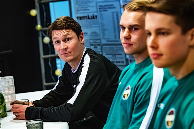 KPV-tränaren Jani Uotinen samt nyförvärven Aleksi Pahkasalo och Tommi Saarinen ser fram mot cupspelet.