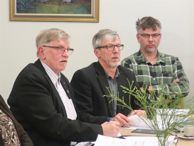 Dag Strandvall, i mitten, valdes till nya Kronoby församlings första fullmäktigeordförande. Harry Öst (t.v.) är vice ordförande i kyrkorådet och Björn Gripenberg (t.h.) är ersättare i kyrkorådet.