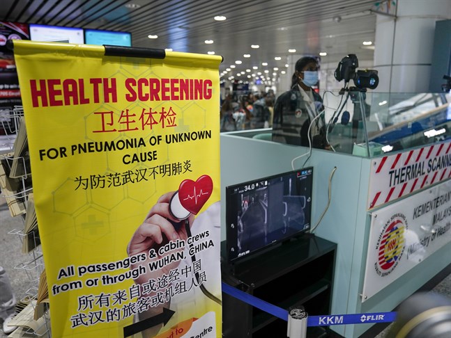 Personal på Malaysias flygplats i Kuala Lumpur hälsokollar alla passagerare.