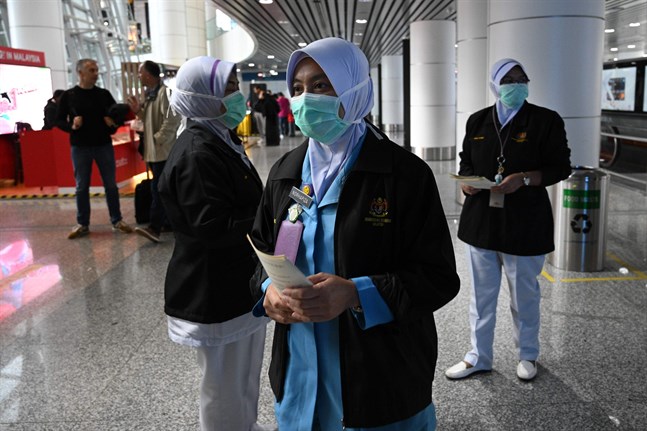 Sjukvårdare på flygfältet i Kuala Lumpur, Malaysia.