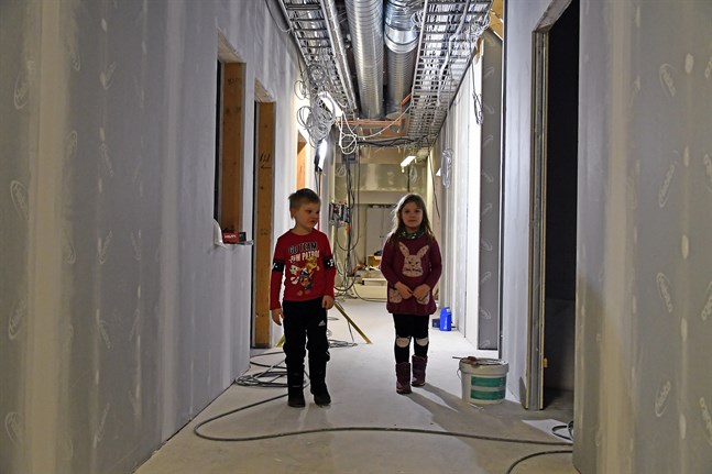 Isak och Hilla får inleda förskolan på ny adress i höst i Kristinestads daghem.